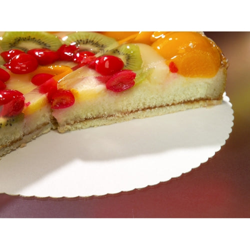 Ein mit Früchten belegter Kuchen, von dem ein Stück entfernt wurde, liegt auf einer PAPSTAR 10 Tortenunterlage, Pappe „pure“ rund von der PAPSTAR GmbH, mit einem umweltfreundlichen Kartonboden für eine nachhaltige Präsentation.