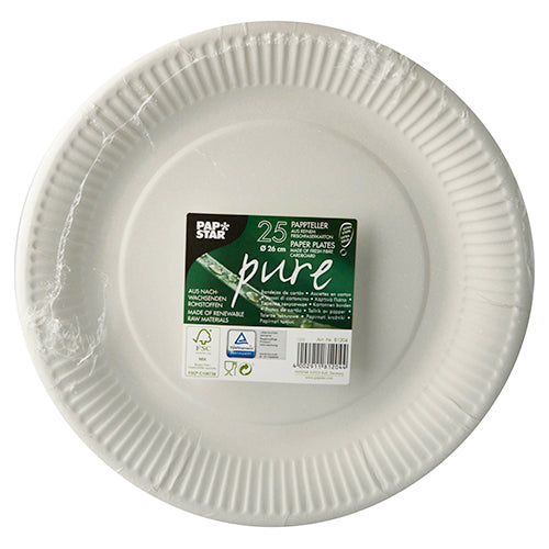 Ein Stapel von 25 runden weißen „pure“-Tellern der PAPSTAR GmbH aus umweltfreundlichem Karton ist in Plastikfolie verpackt. Das Etikett mit grünen Logos und zweisprachigem Text weist auf das nachhaltige Einweggeschirr mit geriffeltem Rand hin.