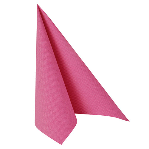 Die Serviette PAPSTAR 20 Servietten "ROYAL Collection" 1/4-Falz (40x40 cm) der PAPSTAR GmbH steht aufrecht in einer spitzen, dreieckigen Form mit glatter Struktur - ideal für den elegant gedeckten Tisch - vor einem schlichten weißen Hintergrund.