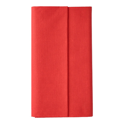 Eine rote Tischdecke (120 x 180 cm) aus Tissue-Material der „ROYAL Collection“ von PAPSTAR GmbH hebt sich hübsch von einem schlichten weißen Hintergrund ab und verleiht dem Tisch eine Eleganz, die oft mit hochwertigen Tischdecken in Verbindung gebracht wird.