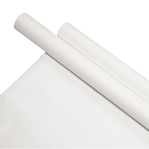 Eine Rolle Tischdecke Papier 8 m x 118 cm weiß von der PAPSTAR GmbH, teilweise ausgerollt, um die glatte Oberfläche und die dezente Gitterstruktur zu präsentieren – ideal für klassisch gedeckte Tische.