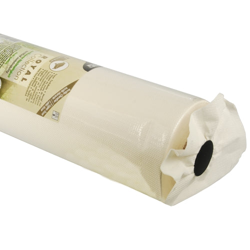 Eine Nahaufnahme einer gerollten Tischdecke der PAPSTAR GmbH, Tissue „ROYAL Collection“, weiß und strukturiert, mit schwarzem Hohlkern und teilweise in einer durchsichtigen Kunststoffverpackung mit dem Produktetikett verpackt.