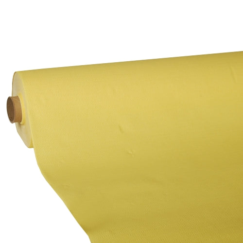 Eine große Rolle hellgelber PAPSTAR-Tischdecke, Tissue „ROYAL Collection“ von der PAPSTAR GmbH, ist teilweise ausgerollt und zeigt ihre glatte, leicht strukturierte Oberfläche und die hochwertige Tissue-Konstruktion, die um einen stabilen Kartonkern gewickelt ist.