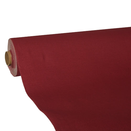 Eine Rolle tiefrote Tischdecke Tissue „ROYAL Collection“ der PAPSTAR GmbH ist teilweise auf einer Papprolle abgerollt. Die hochwertige Tissue-Qualität sorgt für ein glattes, blickdichtes Erscheinungsbild.