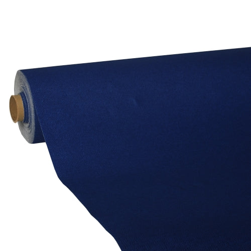 Eine große Rolle dunkelblauer PAPSTAR-Tischdecke, Tissue „ROYAL Collection“ von der PAPSTAR GmbH, ist teilweise ausgerollt und enthüllt ihre Premiumqualität, während sie sich um eine Pappröhre auf einem schlichten weißen Hintergrund wickelt.
