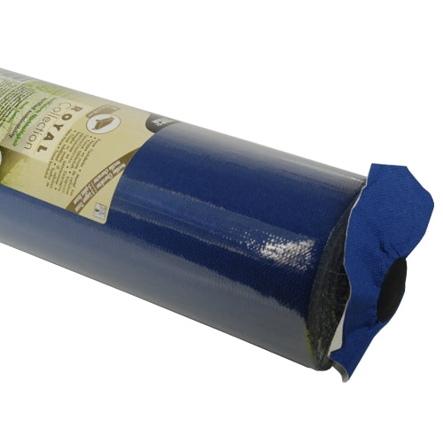 Eine Nahaufnahme einer aufgerollten PAPSTAR-Tischdecke, Tissue „ROYAL Collection“ von der PAPSTAR GmbH, eingewickelt in durchsichtigen Kunststoff, wobei das Produktetikett und die Marke an der Seite teilweise sichtbar sind.