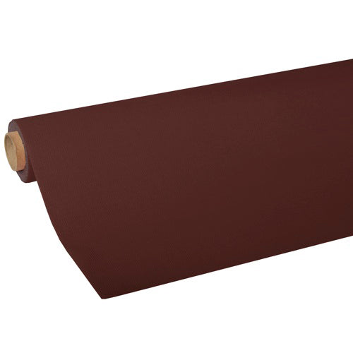Eine Rolle Tischdecke Tissue „ROYAL Collection“ der PAPSTAR GmbH in Braun ist auf weißem Untergrund teilweise ausgerollt und zeigt die innere Pappröhre und die hochwertige Tissue-Qualität.