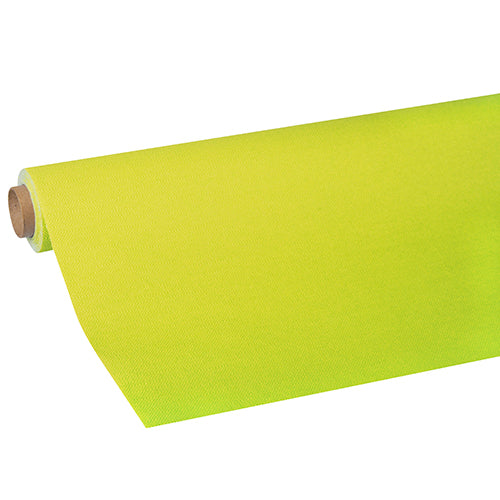 Eine Rolle leuchtend gelbgrüner PAPSTAR Tischdecke, Tissue „ROYAL Collection“ der PAPSTAR GmbH, teilweise abgerollt und um eine Pappröhre gewickelt.