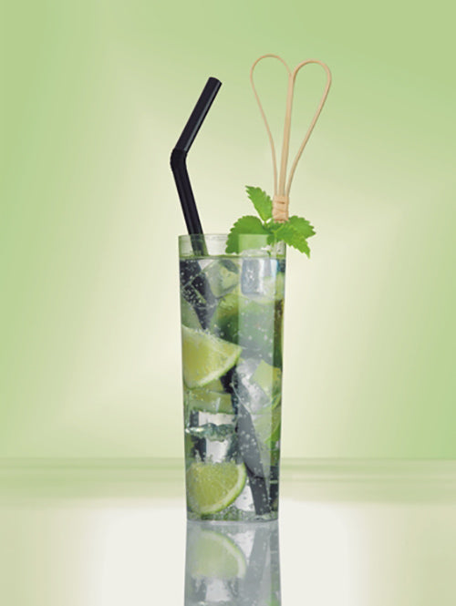 Ein hohes Glas Sprudelwasser mit Eis, Limettenspalten und Minzblättern ist mit zwei schwarzen Strohhalmen und einem PAPSTAR GmbH 100 Fingerfood-Picker mit Schlaufenaufsatz versehen. Der Hintergrund ist ein sanfter grüner Farbverlauf.