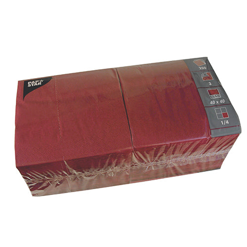 Abgebildet ist eine versiegelte Packung kastanienbrauner PAPSTAR 250 Servietten, 3-lagig, 40 x 40 cm, 1/4-Falz, verpackt in Klarsichtfolie mit einem Etikett mit der Marke und den Symbolen der PAPSTAR GmbH.