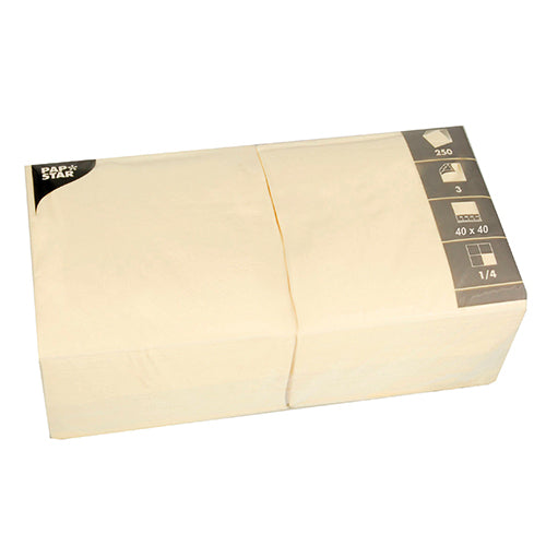 Ein Stapel gefalteter beiger PAPSTAR 250 Servietten, 3-lagig 1/4-Falz der PAPSTAR GmbH in einer durchsichtigen Verpackung mit einem grauen Etikett, auf dem Menge, Größe und Produktdetails angegeben sind.