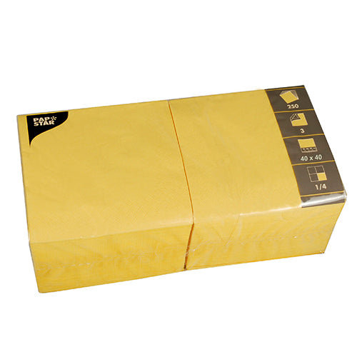 Eine versiegelte Packung PAPSTAR 250 Servietten, 3-lagig 1/4-Falz der PAPSTAR GmbH, mit 250 gelben 3-lagigen Servietten (40 x 40 cm, viertelgefaltet), mit einem Teil des Etiketts in der oberen linken Ecke.