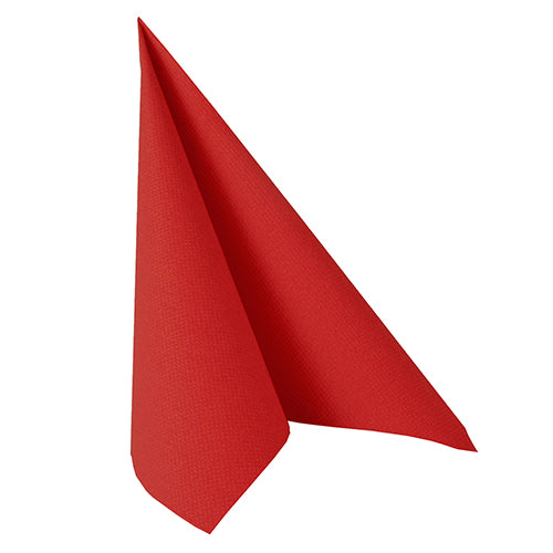 Eine rote Serviette der PAPSTAR GmbH aus der ROYAL-Kollektion (20er-Pack, 40x40 cm, 1/4-Faltung) ist hochkant zu einer Dreiecksform gefaltet und bildet einen auffälligen Tischschmuck auf weißem Grund.