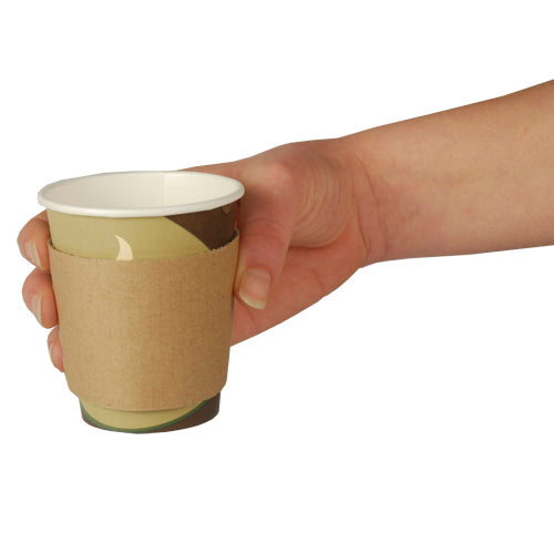 Eine Hand hält einen PAPSTAR 100 Banderolen für Heißgetränkebecher „pure“ (Ø 7,3 cm · 5,8 cm braun) mit Spenderkarton (100 Stück) der PAPSTAR GmbH vor einem schlichten weißen Hintergrund.