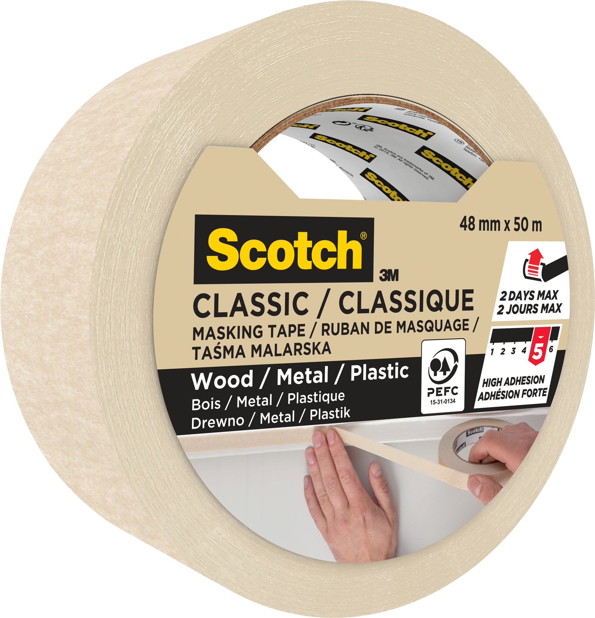Eine Rolle Scotch® Abdeckband Classic (48 mm x 50 m) der 3M Deutschland GmbH, hergestellt mit 70% PEFC. Das Etikett zeigt, dass es für Holz, Metall und Kunststoff geeignet ist; das Bild zeigt eine Hand, die das Band an einer Wand anbringt.
