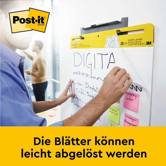 Eine Person schreibt auf eine Post-it® Super Sticky Meeting Chart (58,4 x 50,8 cm) von 3M Deutschland GmbH mit angebrachten Haftnotizen. Der deutsche Text lautet: "Die Blätter können leicht abgelöst werden." Das Post-it Logo erscheint oben links.