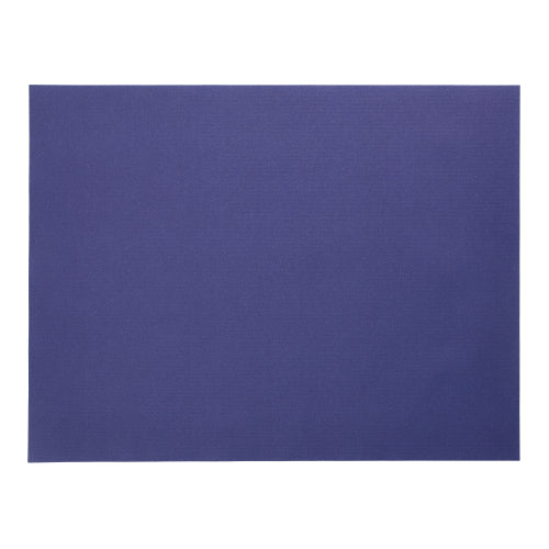 Ein 30 x 40 cm großes dunkelblaues Papiertischset der PAPSTAR GmbH aus dem Set PAPSTAR 100 Tischsets steht auf weißem Hintergrund.
