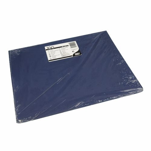 Eine versiegelte Packung von PAPSTAR GmbH 100 Tischsets, Papier 30 x 40 cm, in dunkelblau, verfügt über ein weißes Etikett mit Produktinformation und ist in umweltfreundlichem, klarem Kunststoff verpackt.
