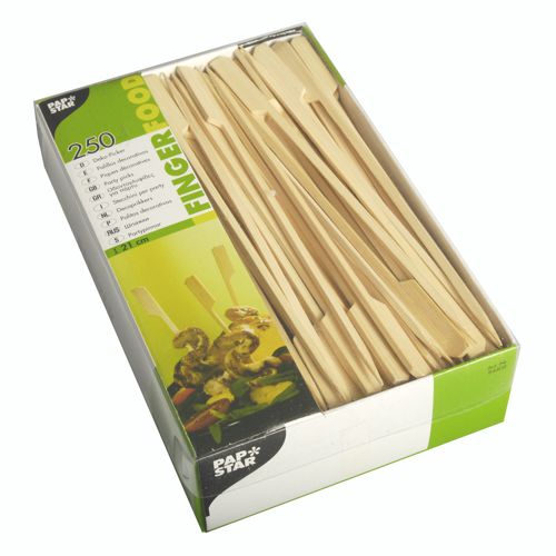 Eine teilweise geöffnete Schachtel PAPSTAR 250 Grill-Spieße 21 cm „Golf“ (250 Stück) präsentiert Holzspieße in grün-weißer Verpackung mit Produktdetails, Branding der PAPSTAR GmbH und einem praktischen Papptray.