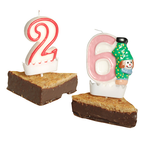 Ein PAPSTAR Halter für Zahlenkerzen (3,8x4,9x1,2 cm) in Weiß präsentiert eine Zahlenkerze stilvoll – ideal von PAPSTAR GmbH für Geburtstagsfeiern oder als einzigartiger Kerzenhalter.