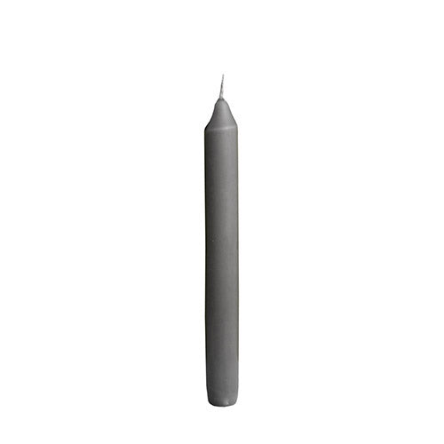 Eine einzelne unbeleuchtete graue Starpak 30 Tafelkerze (Ø 2,1 cm · 19,6 cm) steht aufrecht vor einem weißen Hintergrund, ideal für elegante Starpak-Tischdekorationen.