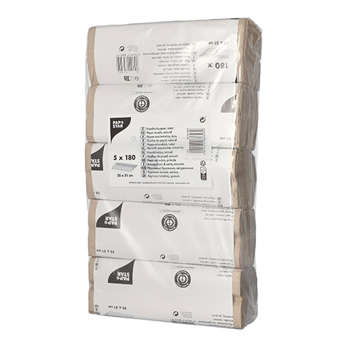 Ein in Folie verpacktes Paket mit fünf vertikal gestapelten PAPSTAR Handtuchpapier C-Falz 31x25cm natur 1-lagig Bündeln (je 180 Blatt), mit Produktinformationen und Barcodes auf der Verpackung – hergestellt aus Recyclingmaterial von der PAPSTAR GmbH.