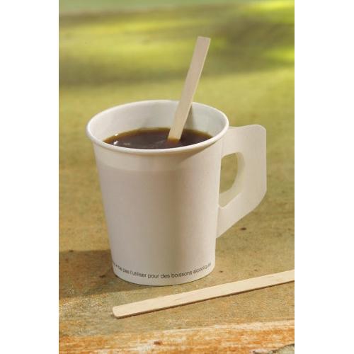 In einem weißen Einweg-Pappbecher Kaffee mit umgeklapptem Henkel befindet sich ein PAPSTAR „pure“ Rührstäbchen Holz 14 cm x 5 mm, daneben liegt ein weiteres FSC-zertifiziertes Holzrührstäbchen der PAPSTAR GmbH.
