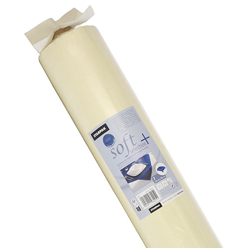Eine Rolle elfenbeinfarbener Starpak Tischdecke, stoffähnlich Vlies "soft selection plus", mit Produktinformation, einem Teller und einer Serviette, sowie Icons, die die Eigenschaften der langlebigen Tischdecke und die Gebrauchsanweisung zeigen.