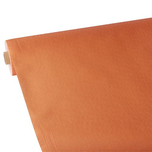 Eine teilweise ausgerollte Starpak Tischdecke, stoffähnlich, Vlies "soft selection plus" in schlichtem Orange ist auf weißem Hintergrund ausgestellt, wobei die stoffähnliche Textur dezent sichtbar ist.
