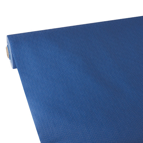 Die Nahaufnahme einer teilweise ausgerollten blauen Starpak Tischdecke, stoffähnlich, Vlies "soft selection plus" von Starpak auf weißem Hintergrund zeigt deutlich die strapazierfähige Struktur.