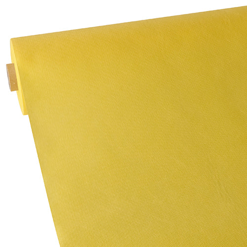 Eine Nahaufnahme der stoffähnlichen Vlies-Tischdecke „Soft Selection“ von Starpak zeigt ihre gelbe, stoffähnlich strukturierte Oberfläche, die teilweise vor einem schlichten weißen Hintergrund ausgerollt ist.