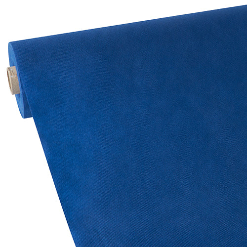 Eine Nahaufnahme der Starpak-Tischdecke in Blau mit einer weichen, vliesartigen Textur und einem kleinen beigen Etikett, aufgerollt vor einem schlichten weißen Hintergrund.