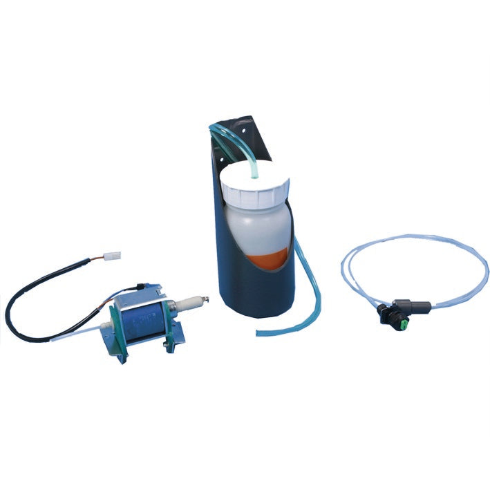 Die TASKI ergodisc Sprayeinheit elektrisch 230 V von Diversey Deutschland GmbH & Co. OHG enthält einen weißen Flüssigkeitsbehälter, eine Pumpeneinheit mit Verkabelung, Schläuche und einen Anschluss mit grünem Knopf für den TASKI ergodisc 400.