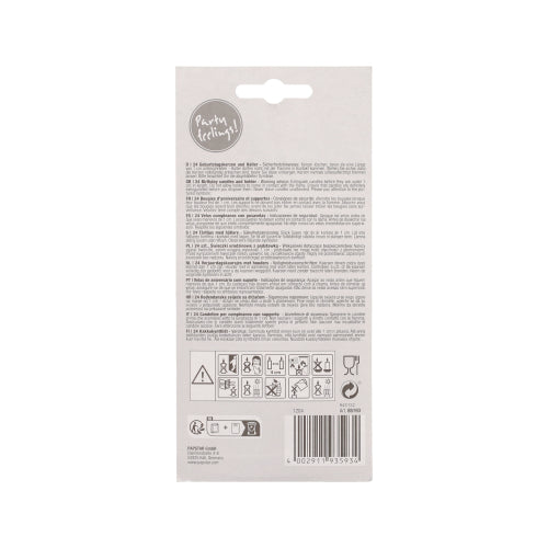 Auf der Rückseite der PAPSTAR 24 Geburtstagskerzen mit Halter 6 cm weiss Blister (24 Stück) der PAPSTAR GmbH befinden sich mehrsprachige Sicherheitshinweise, Warnsymbole, ein Barcode und ein „Party Edition!“-Logo. Logo – ideal für Geburtstagsfeiern.