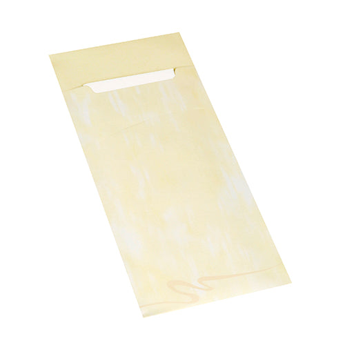 Eine hellgelbe PAPSTAR 520 Bestecktasche (20 x 8,5 cm, 2-lagig, mit passender Serviette) der PAPSTAR GmbH liegt flach auf weißem Untergrund, die rechteckige Klappe ist teilweise geöffnet.