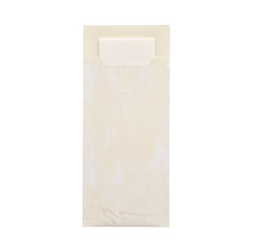 Eine cremefarbene PAPSTAR 520 Bestecktasche (20 cm x 8,5 cm, 2-lagig) der PAPSTAR GmbH steht aufrecht, die strukturierte Klappe ist teilweise geöffnet und gibt den Blick auf die passende Serviette frei. Der Hintergrund ist schlicht weiß.