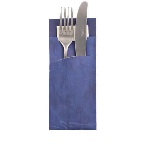 In einer PAPSTAR 520 Bestecktasche (20x8,5 cm) aus 2-lagigem Material der PAPSTAR GmbH sind Gabel und Messer teilweise sichtbar, dazu eine sauber gefaltete passende Serviette (33x33 cm).