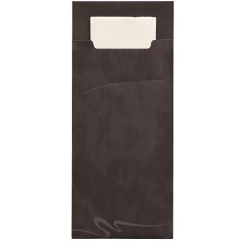 Die PAPSTAR 520 Bestecktaschen (20 x 8,5 cm, 2-lagig) der PAPSTAR GmbH sind eine schwarze rechteckige Papierhülle mit einem oberen Ausschnitt und einer integrierten gefalteten weißen Serviette (33 x 33 cm).