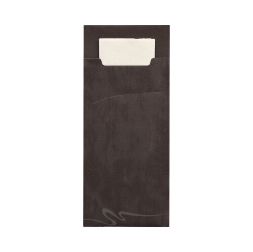Die PAPSTAR 520 Bestecktaschen der PAPSTAR GmbH sind braune 2-lagige Papierbeutel (20x8,5 cm) mit einer passenden weißen Serviette (33x33 cm), die teilweise im Inneren sichtbar ist und auf der Vorderseite ein dezentes geschwungenes Liniendesign aufweist.