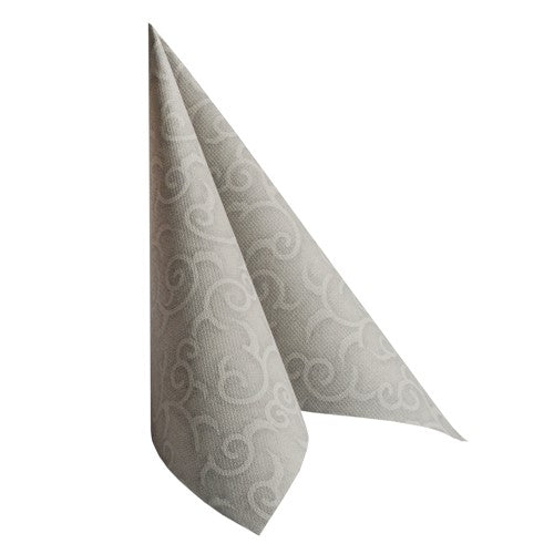 Eine einzelne gefaltete weiße PAPSTAR "ROYAL Collection" Serviette (40x40 cm, 1/4-Falz, geprägtes Wirbelmuster) steht aufrecht vor einem unifarbenen Hintergrund.