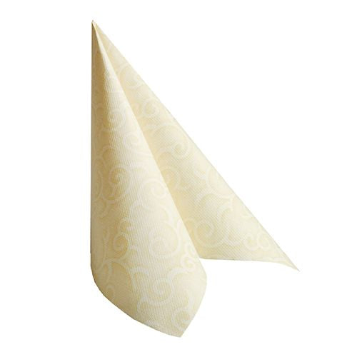 Eine einzelne cremefarbene Serviette PAPSTAR 20 Servietten "ROYAL Collection" 1/4-Falz (40x40 cm) der PAPSTAR GmbH, aufrecht gefaltet in einer Dreiecksform, verleiht jeder Tischdekoration einen stilvollen Touch.