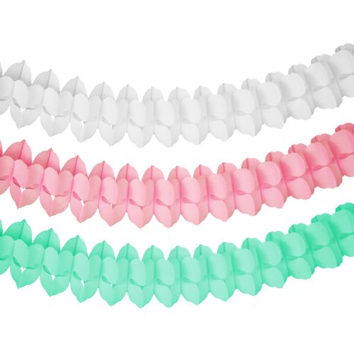 Drei pastellfarbene Papiergirlanden (Ø 16 cm, 3,65 m) der PAPSTAR GmbH sind horizontal auf weißem Untergrund angeordnet und jeweils mit einem stilvollen geometrischen Muster versehen – perfekt für dekorative Inszenierungen.