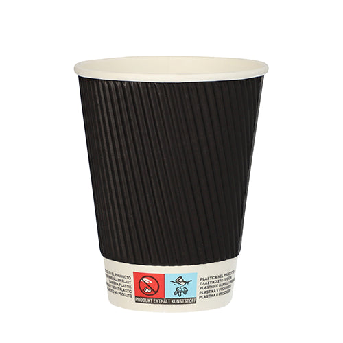Ein schwarzer Starpak 25 Trinkbecher „To Go“ Ripple Wall-Becher mit gerippter Außenseite, weißer Innenseite und einem Etikett in Bodennähe mit Recycling- und Warnsymbolen steht leer aufrecht vor einem weißen Hintergrund.
