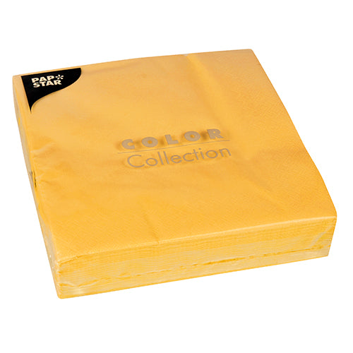 Ein Stapel PAPSTAR 50 Servietten, 2-lagig 1/4-Falz, 40 x 40 cm von der PAPSTAR GmbH in einer Kunststoffverpackung mit der Aufschrift „Color Collection“ und einem schwarzen Ecketikett mit der Aufschrift „Pap Star“.