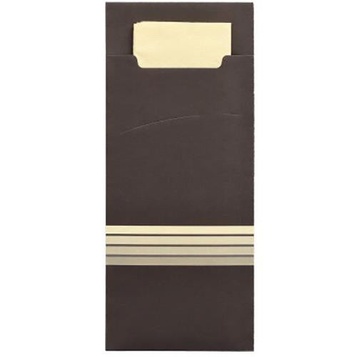 Die PAPSTAR 520 Bestecktaschen (20x8,5 cm) der PAPSTAR GmbH bestehen aus einem dunkelbraunen Umschlag mit beigen Streifen und einer dazu passenden Serviette (33x33 cm, 2-lagig), gefertigt aus hochwertigen Materialien – perfekt als stylische Bestecktasche oder integrierte Serviette.