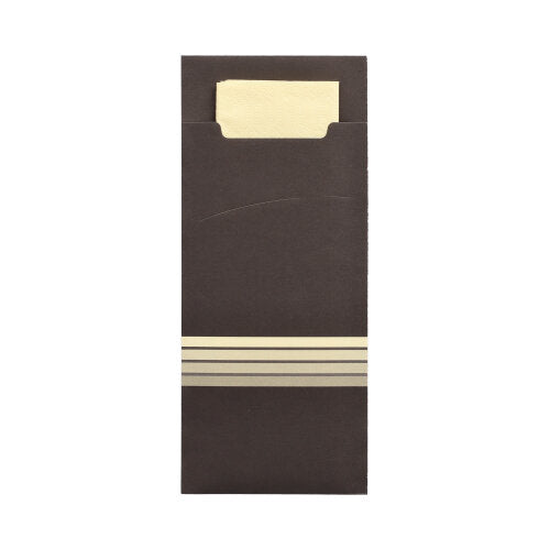 Eine dunkelbraune rechteckige PAPSTAR 520 Bestecktasche (20 x 8,5 cm) mit drei beigen Linien, hergestellt aus 2-lagigem Material der PAPSTAR GmbH, enthält eine passende gefaltete beige Serviette (33 x 33 cm), die oben teilweise sichtbar ist.