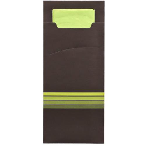 Eine PAPSTAR GmbH 520 Bestecktasche (20 x 8,5 cm) mit drei gelbgrünen Streifen am unteren Rand, in der sich eine passende gefaltete hellgrüne 2-lagige Serviette im Format 33 x 33 cm befindet, die durch die offene Oberseite teilweise sichtbar ist.