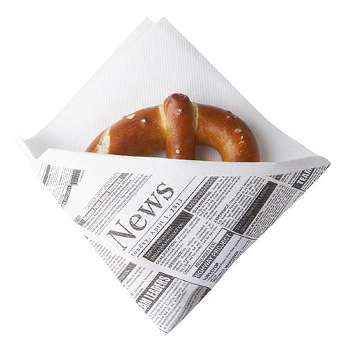 Eine weiche Brezel mit sichtbarem Salz ist in eine Starpak 50 Snackservietten, stoffähnlich, Airlaid 1/4-Falz 32,5 cm x 30,5 cm weiss "Newsprint", eingewickelt, fotografiert auf einem schlichten weißen Hintergrund.