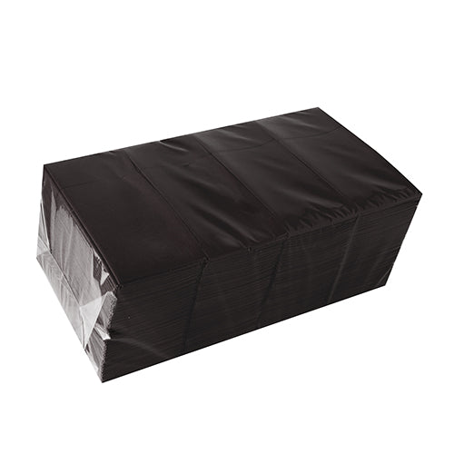 Ein Stapel Starpak 480 Bestecktaschen, Airlaid 40 cm x 33 cm mit Besteckfalz, ist in durchsichtige Plastikfolie eingewickelt und für eine hygienische Präsentation auf einem weißen Hintergrund platziert.