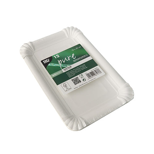 Eine Packung mit 12 PAPSTAR „pure“ rechteckigen weißen Kartontellern (13x20 cm) mit erhöhtem Rand, abgerundeten Ecken, Markenetikett, Recyclingsymbolen und in Folie eingeschweißt.